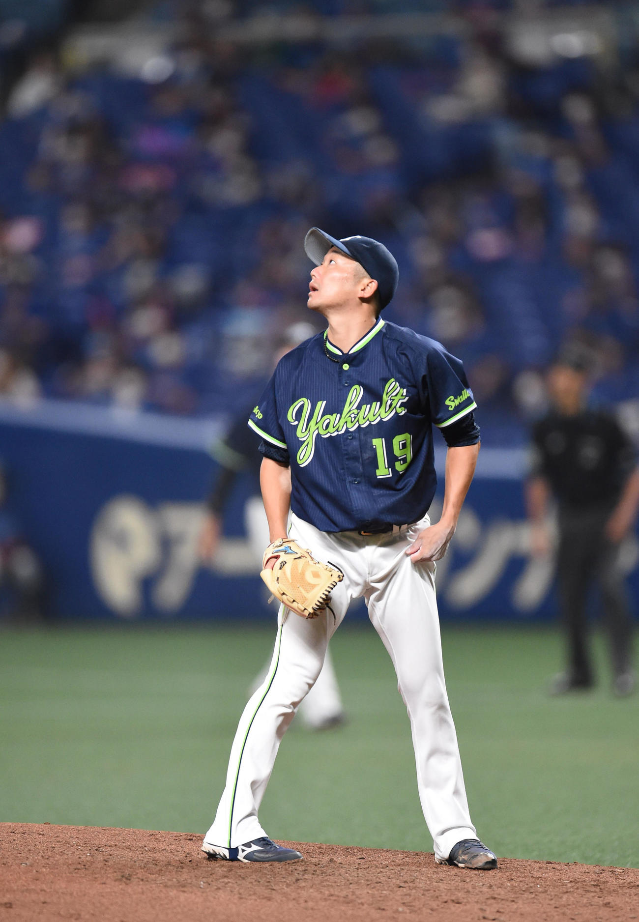 中日対ヤクルト　4回裏中日2死、ソイロ・アルモンテに左中間へ本塁打を打たれたヤクルト先発の石川雅規（撮影・森本幸一）