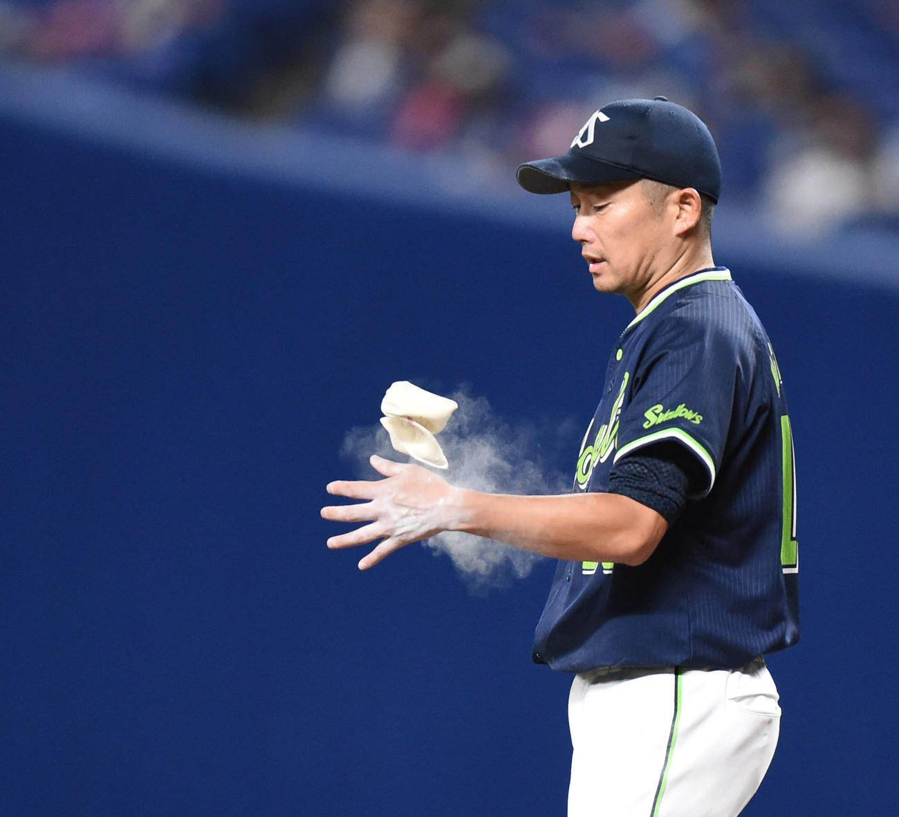 中日対ヤクルト　5回裏中日1死一、二塁、ロジンを手にするヤクルト先発の石川雅規（撮影・森本幸一）