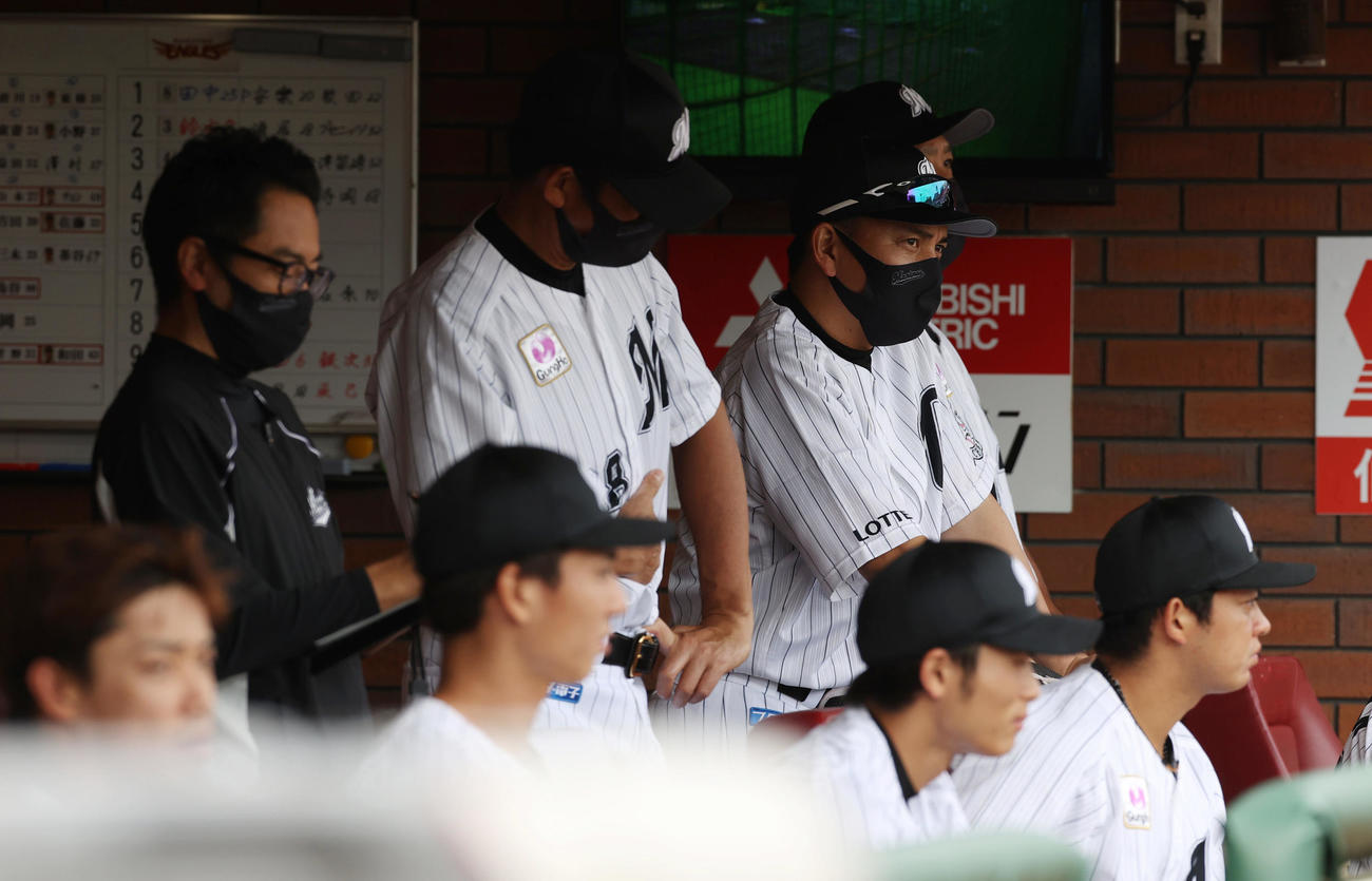 楽天対ロッテ　ベンチから渋い表情で戦況を見つめるロッテ井口監督（右奥）（撮影・垰建太）