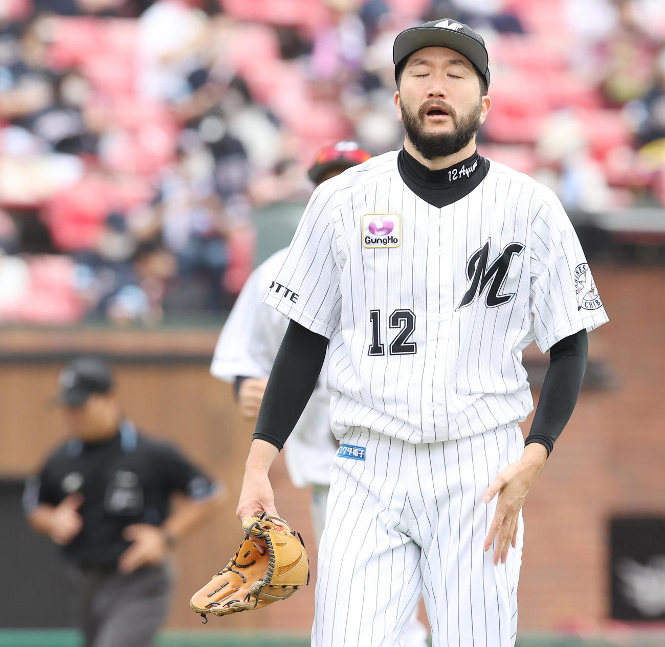 楽天対ロッテ　5回裏の登板を終えたロッテ石川は勝ち越しを許し悔しそうに引き揚げる（撮影・垰建太）