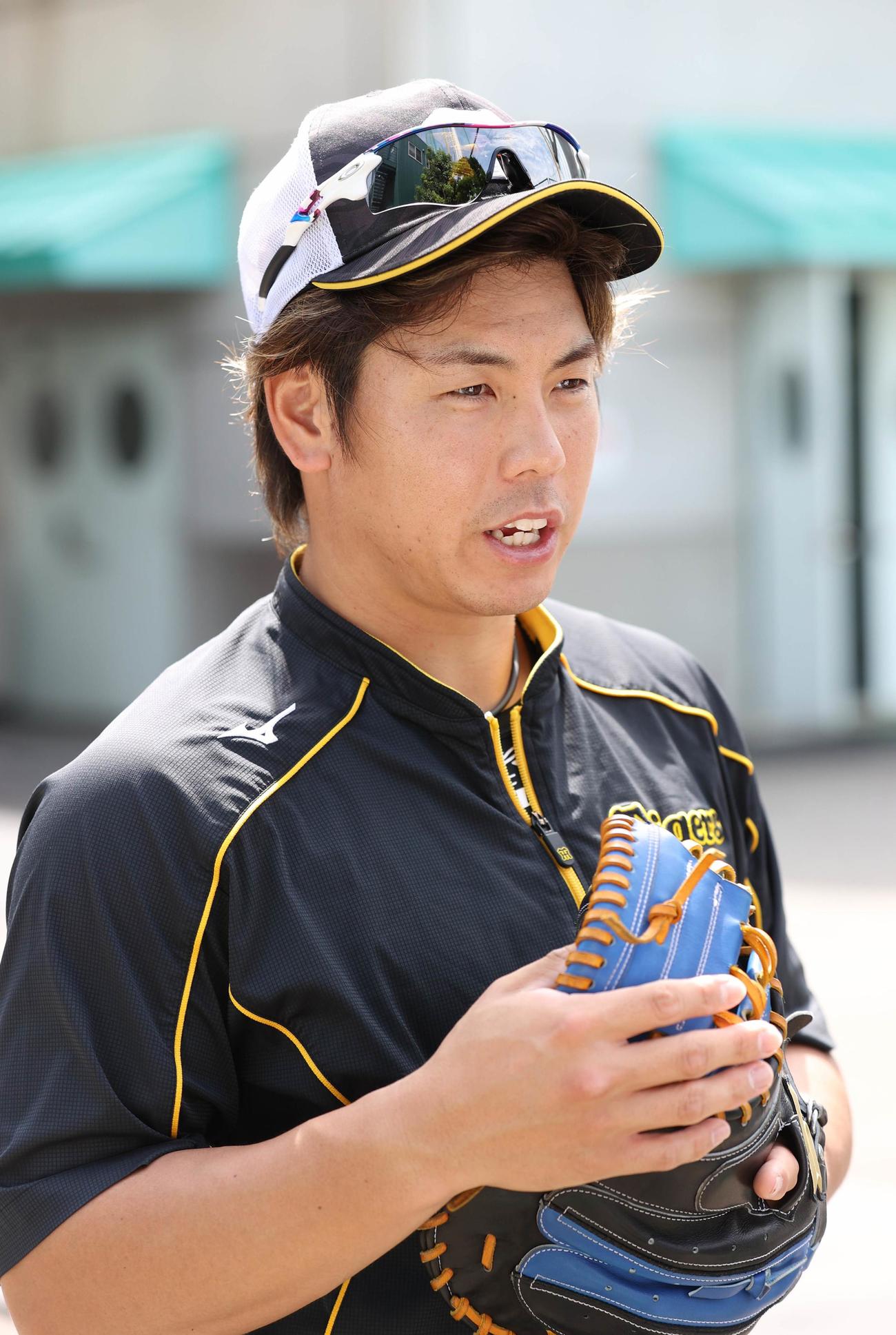 練習後、取材に応じる梅野（代表撮影）
