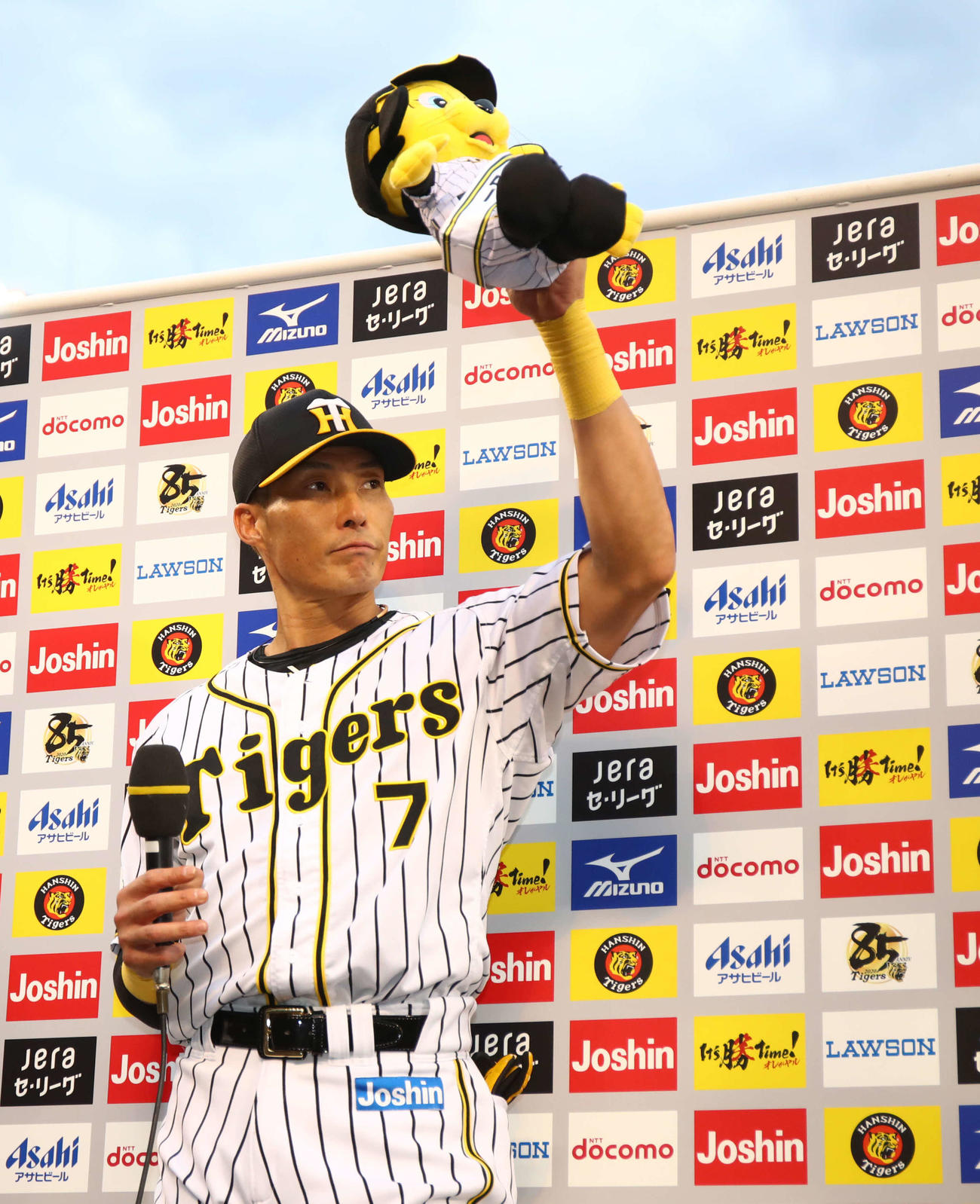阪神対DeNA　ヒーローインタビューで声援の応える糸井（代表撮影）