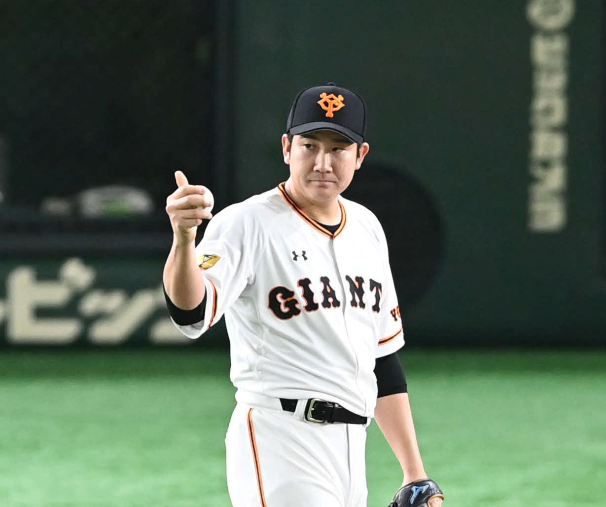 巨人対広島　6回表広島無死、菅野は菊池涼の二ゴロを好捕した吉川尚に感謝（撮影・山崎安昭）