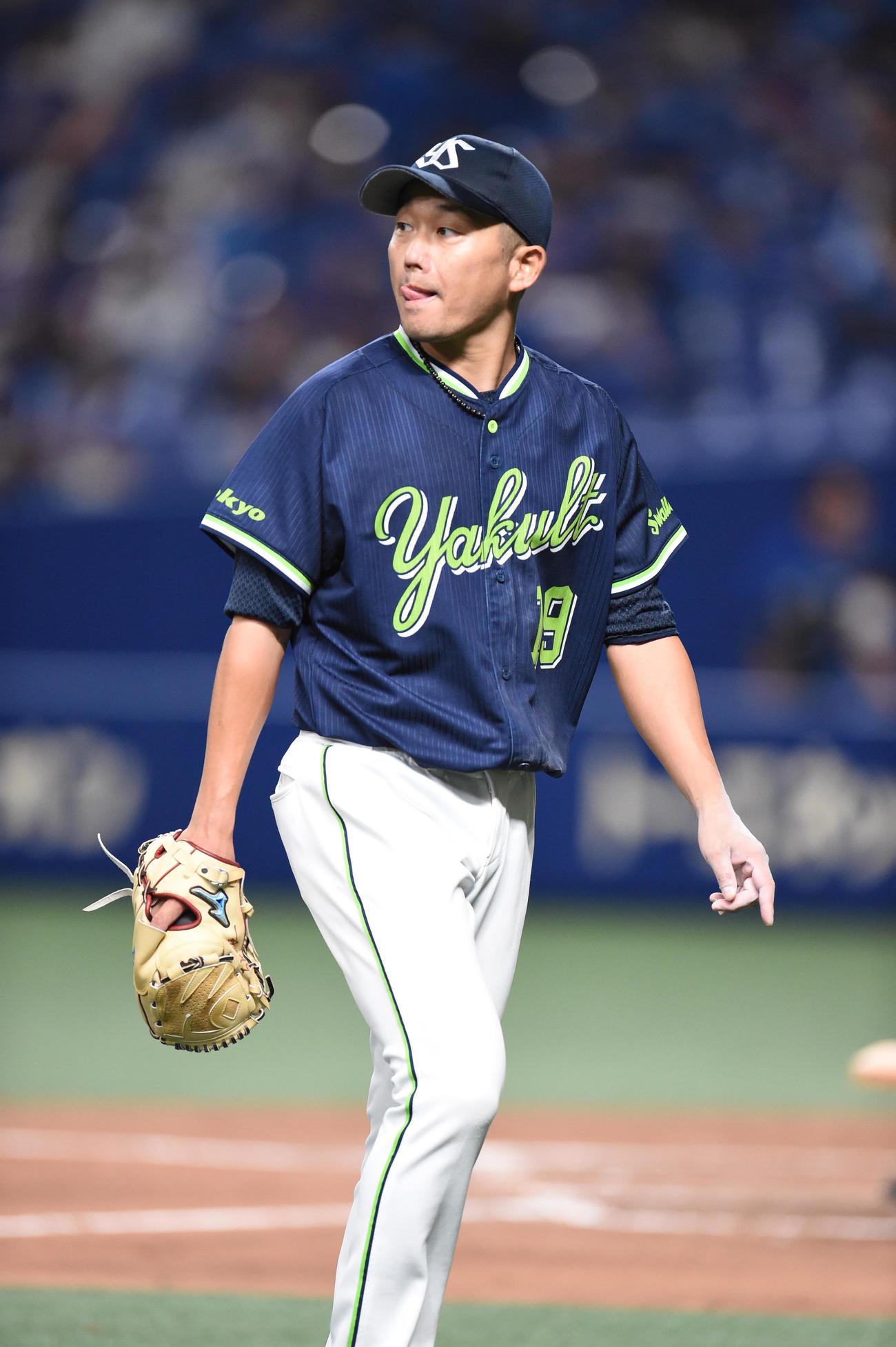 中日対ヤクルト　5回裏中日攻撃終了、ベンチへ戻るヤクルト先発の石川（撮影・森本幸一）