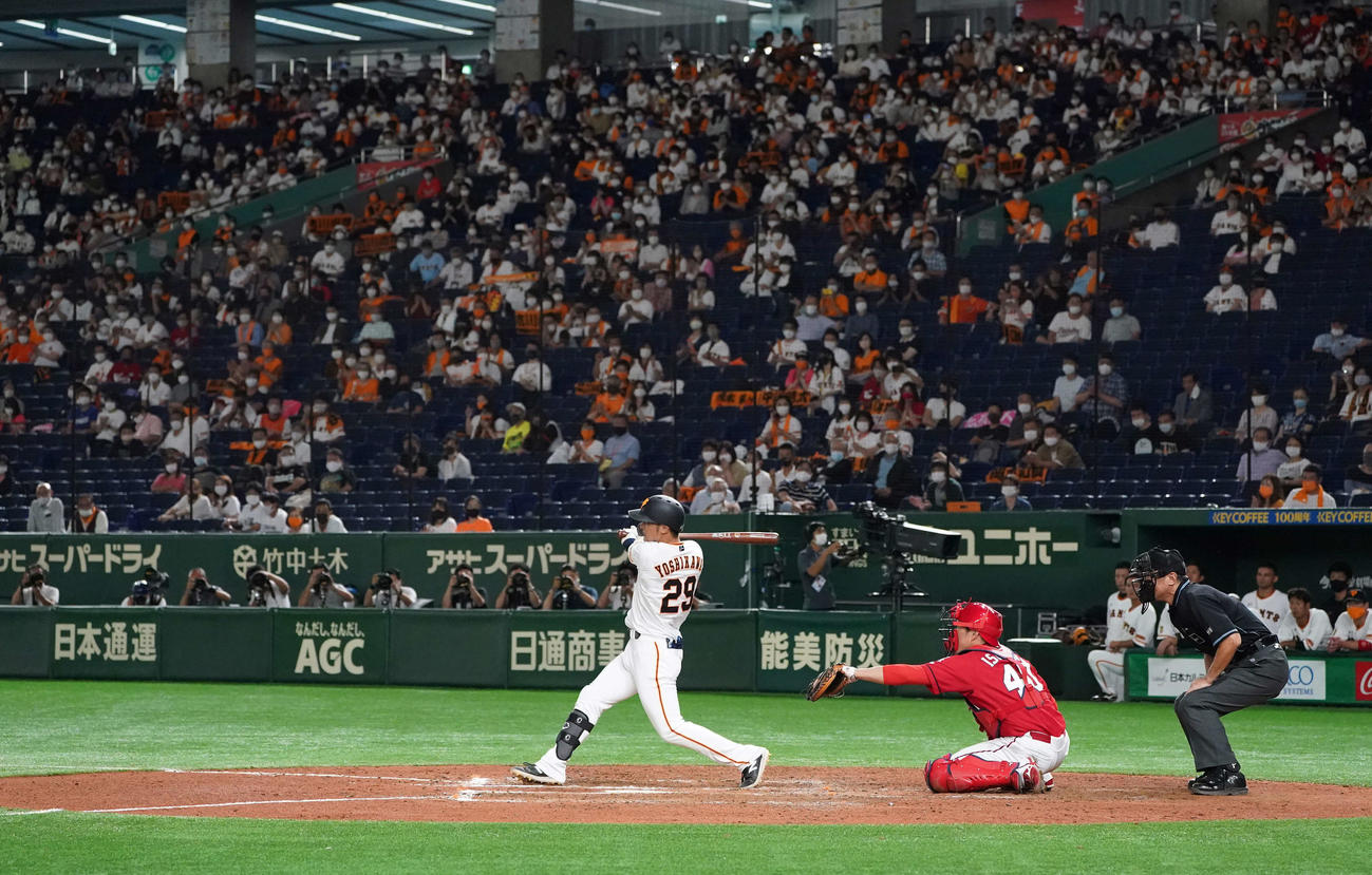 巨人対広島　9回裏巨人2死三塁、サヨナラの右前適時打を放つ吉川尚（撮影・鈴木みどり）