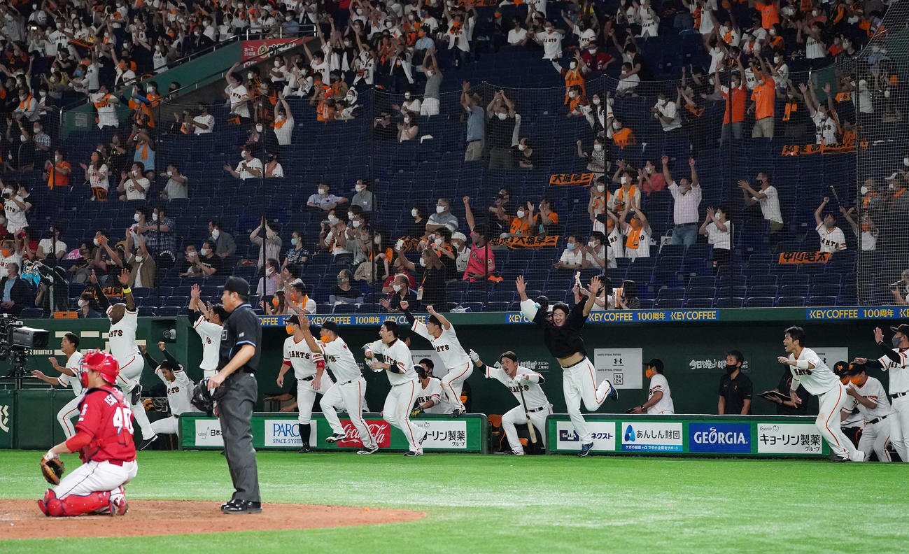 巨人対広島　9回裏巨人2死三塁、吉川尚のサヨナラ打にジャンプしてベンチを飛び出す菅野（中央右）ら巨人ナイン（撮影・鈴木みどり）