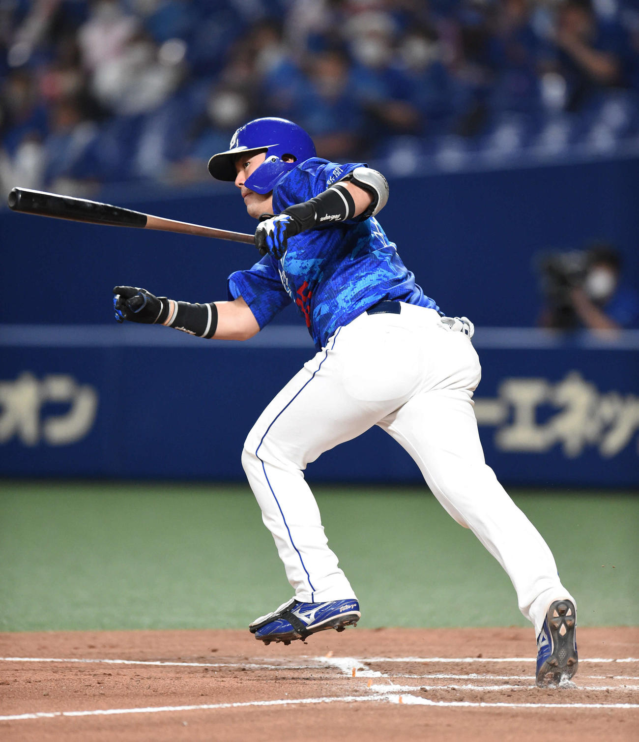 中日対ヤクルト　7回裏中日1死三塁、木下拓は三塁適時内野安打を放つ（撮影・森本幸一）