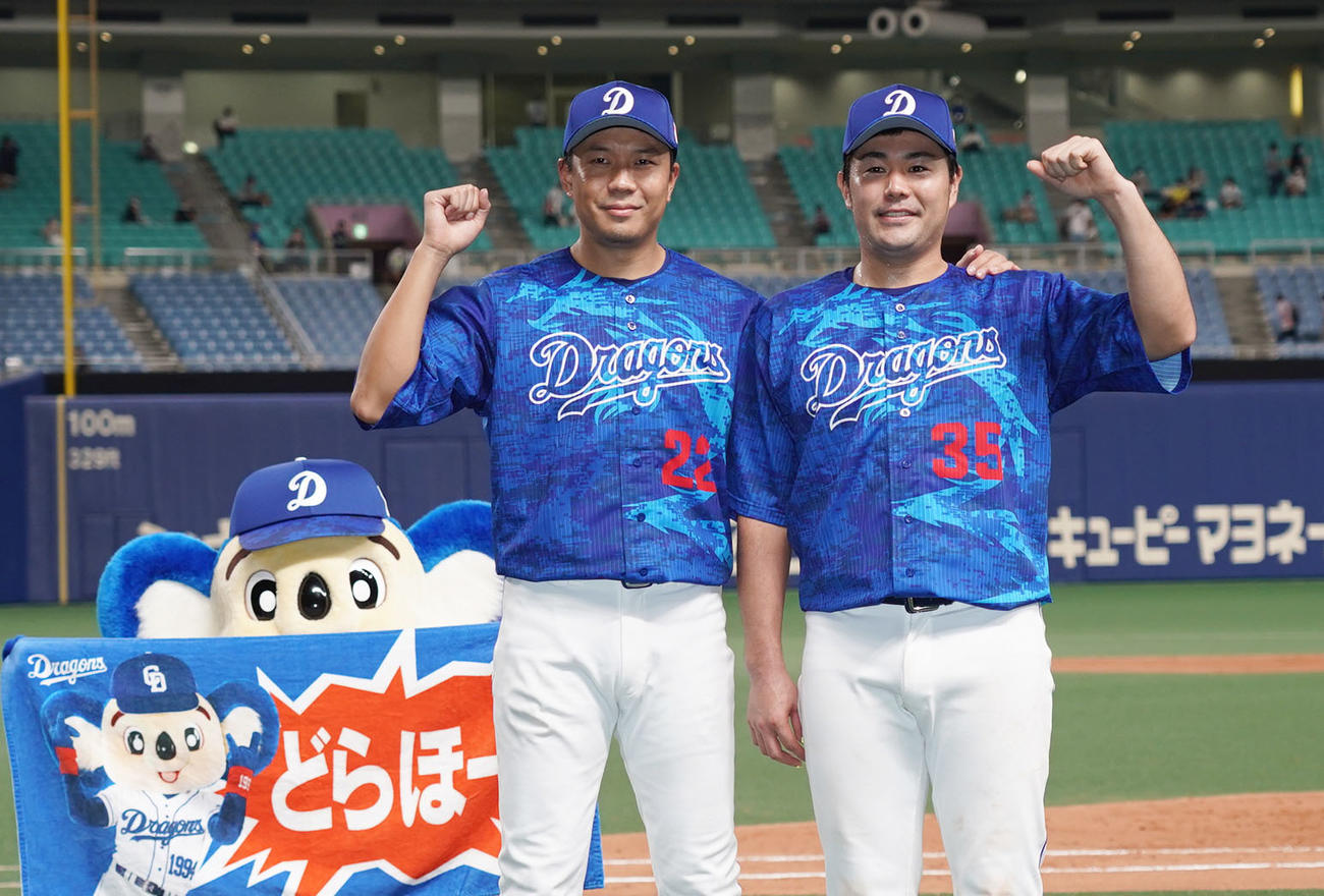 中日対ヤクルト　ヒーローインタビュー終了後、ポーズを決める大野雄（左）と木下拓（撮影・森本幸一）