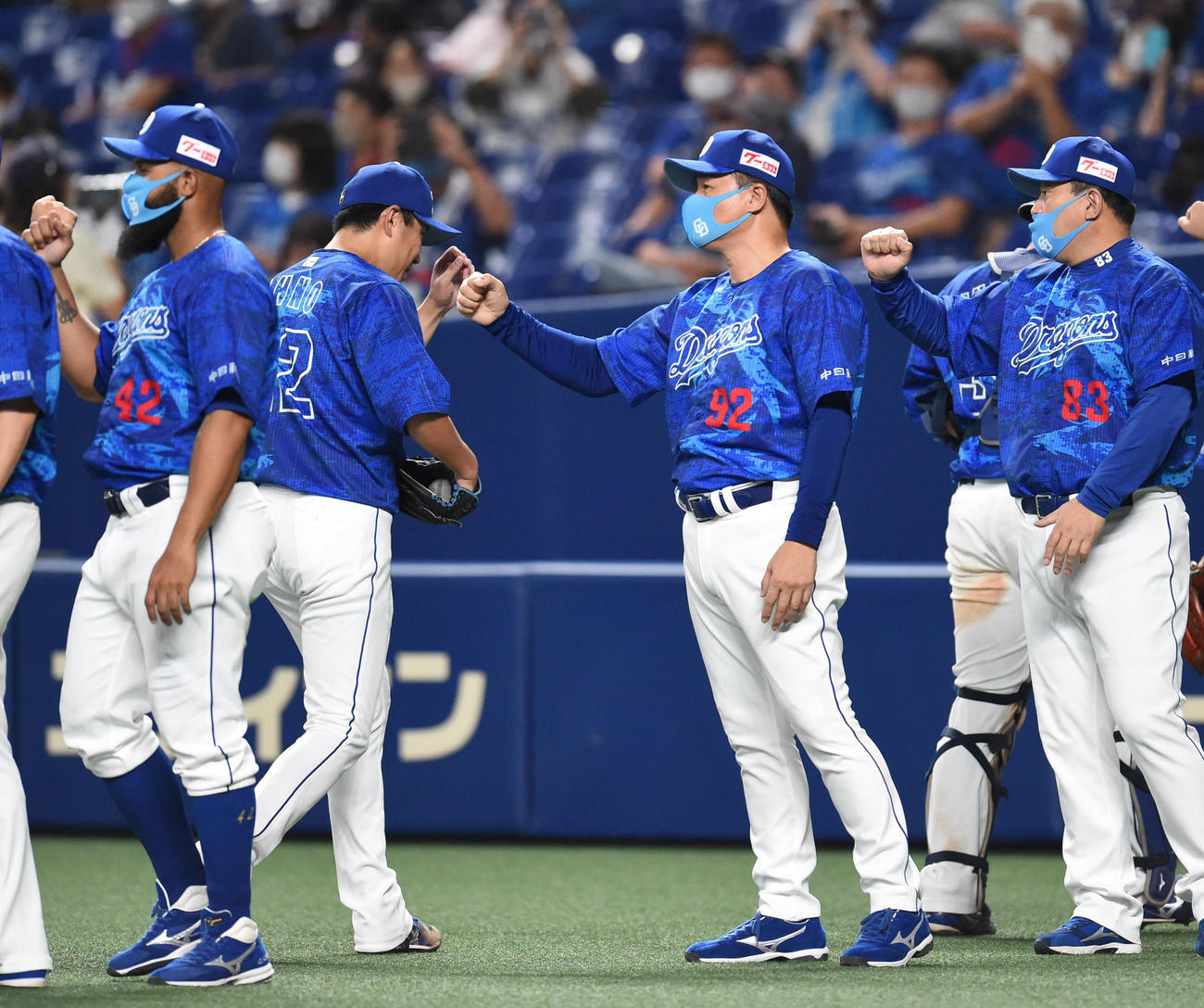 試合終了、大野雄大を迎える与田剛監督（撮影・森本幸一）
