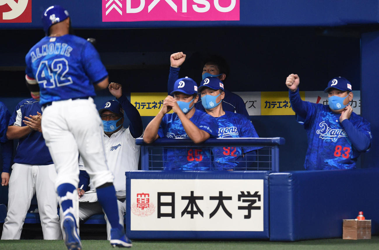 中日対ヤクルト　4回裏中日2死、与田監督（右から2人目）らは左中間へ本塁打を放ったアルモンテを迎える（撮影・森本幸一）