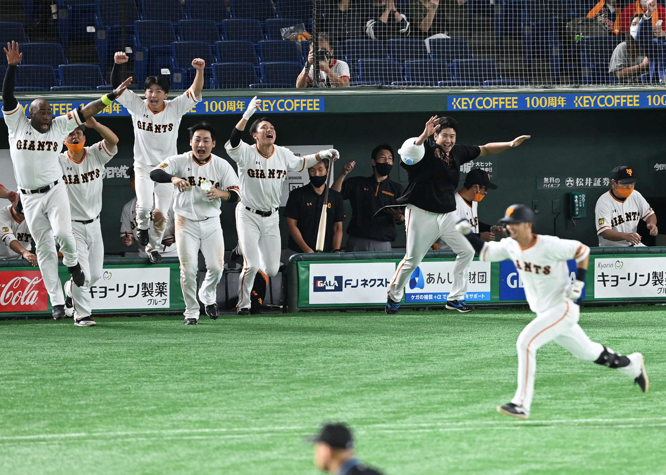 巨人対広島　9回裏巨人2死三塁、吉川尚（手前中央）のサヨナラ適時打を喜ぶ菅野（中央）ら巨人の選手たち（撮影・山崎安昭）