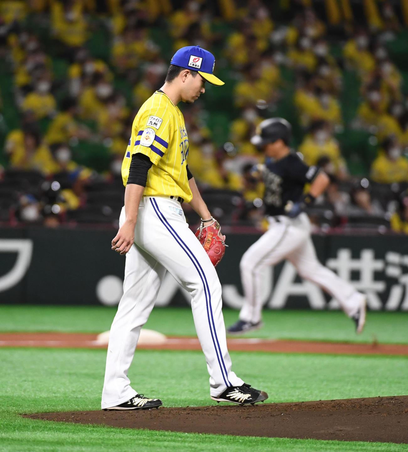ソフトバンク対オリックス　2回表オリックス無死、吉田正（後方）に先制ソロ本塁打を浴びるソフトバンク千賀（撮影・今浪浩三）