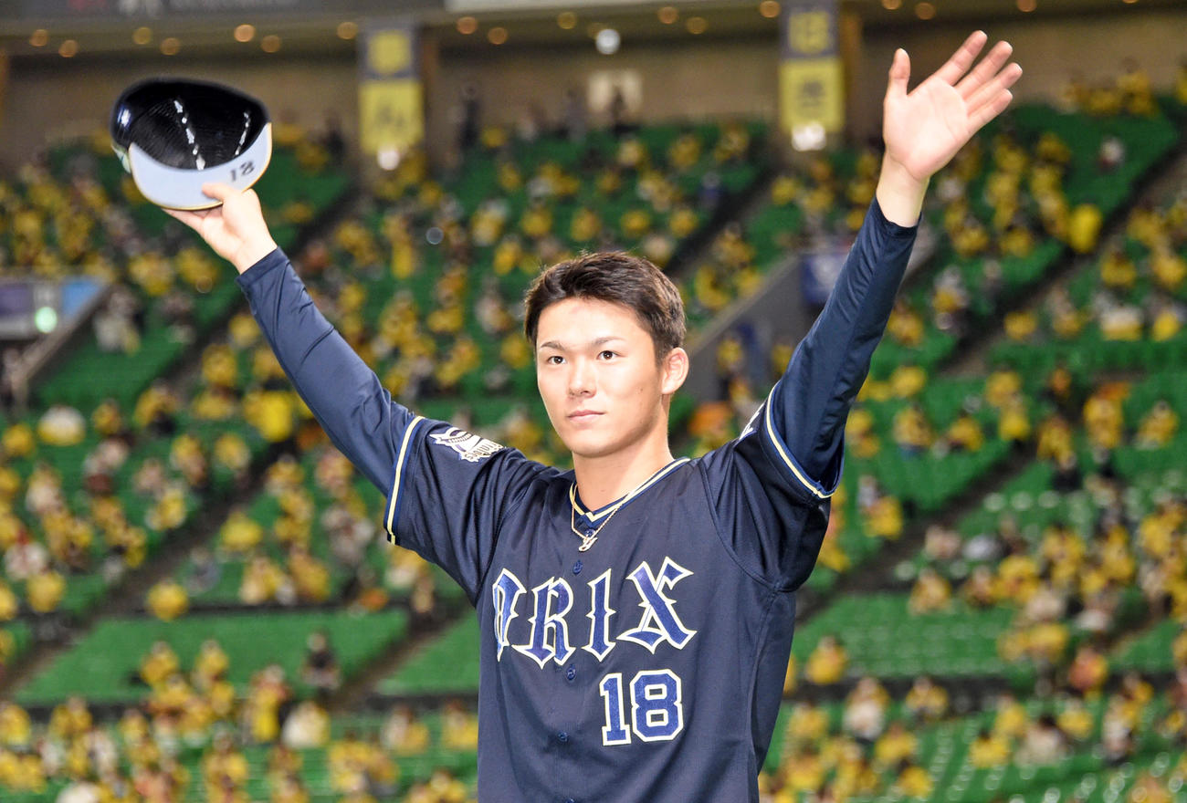 ソフトバンク対オリックス　6勝目を飾りファンの声援に応える山本（撮影・今浪浩三）