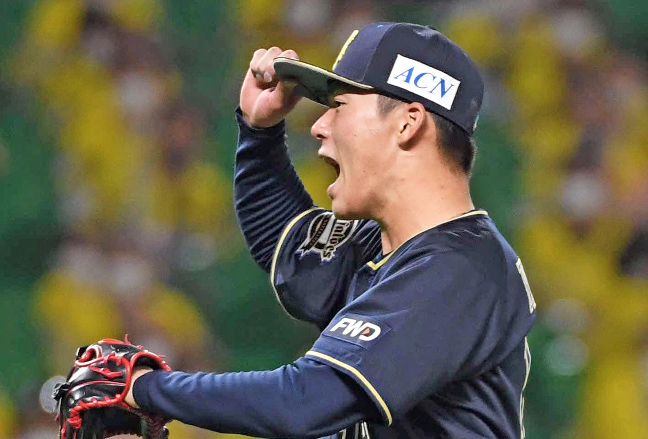 ソフトバンク対オリックス　7回裏ソフトバンク2死、釜元を見逃し三振に仕留め、雄たけびを上げる山本（撮影・今浪浩三）