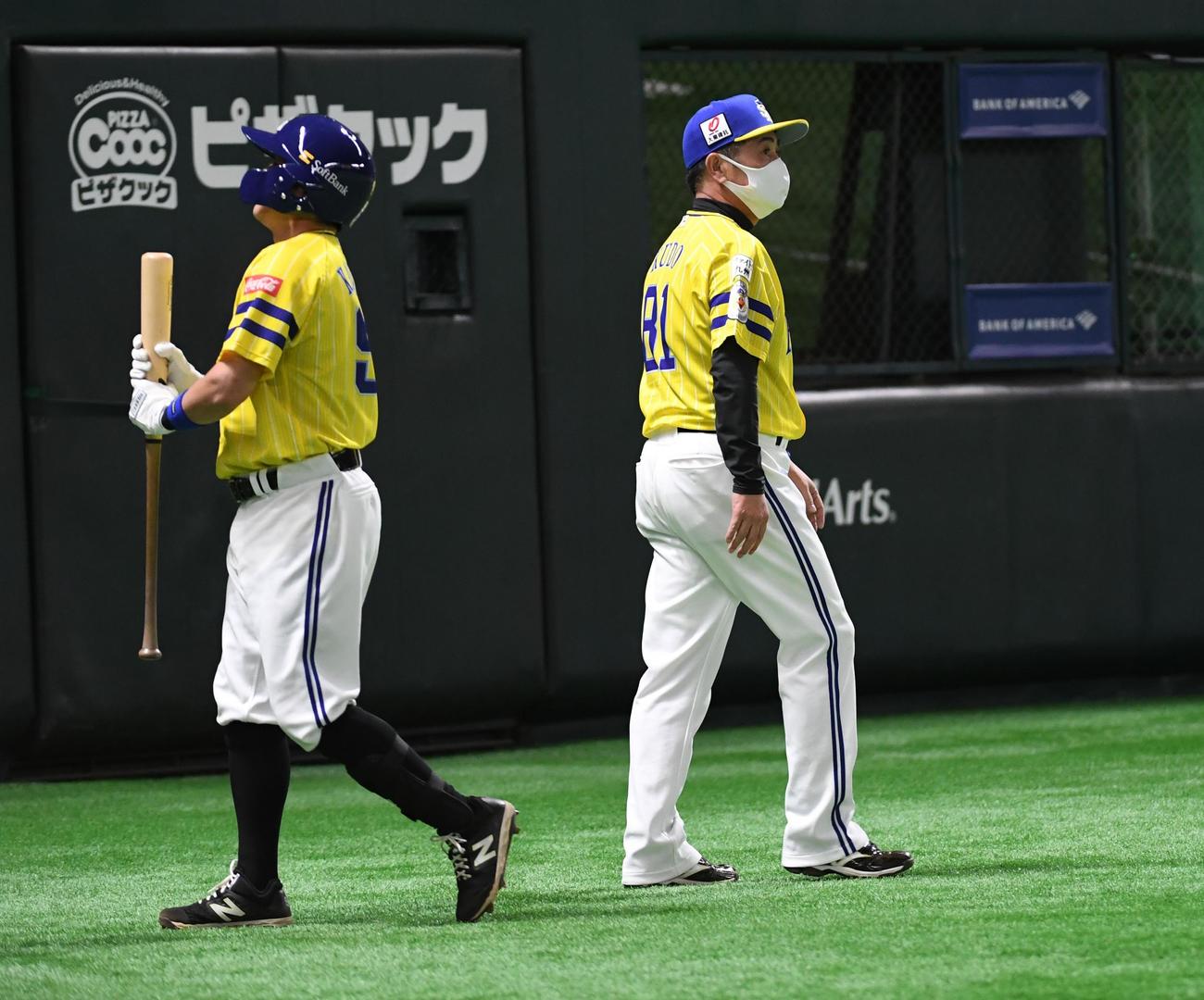 ソフトバンク対オリックス　8回裏ソフトバンク1死三塁、代打川島は一直併殺に倒れ、投手交代を告げる工藤監督（撮影・今浪浩三）