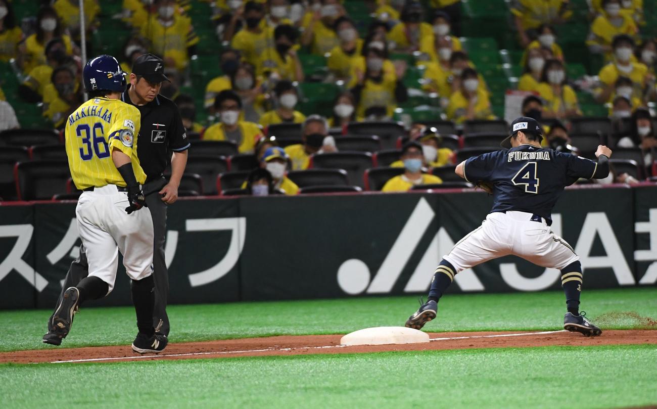 ソフトバンク対オリックス　8回裏ソフトバンク1死三塁、代打川島が一直に倒れ、三走牧原も飛び出し併殺となる（撮影・今浪浩三）