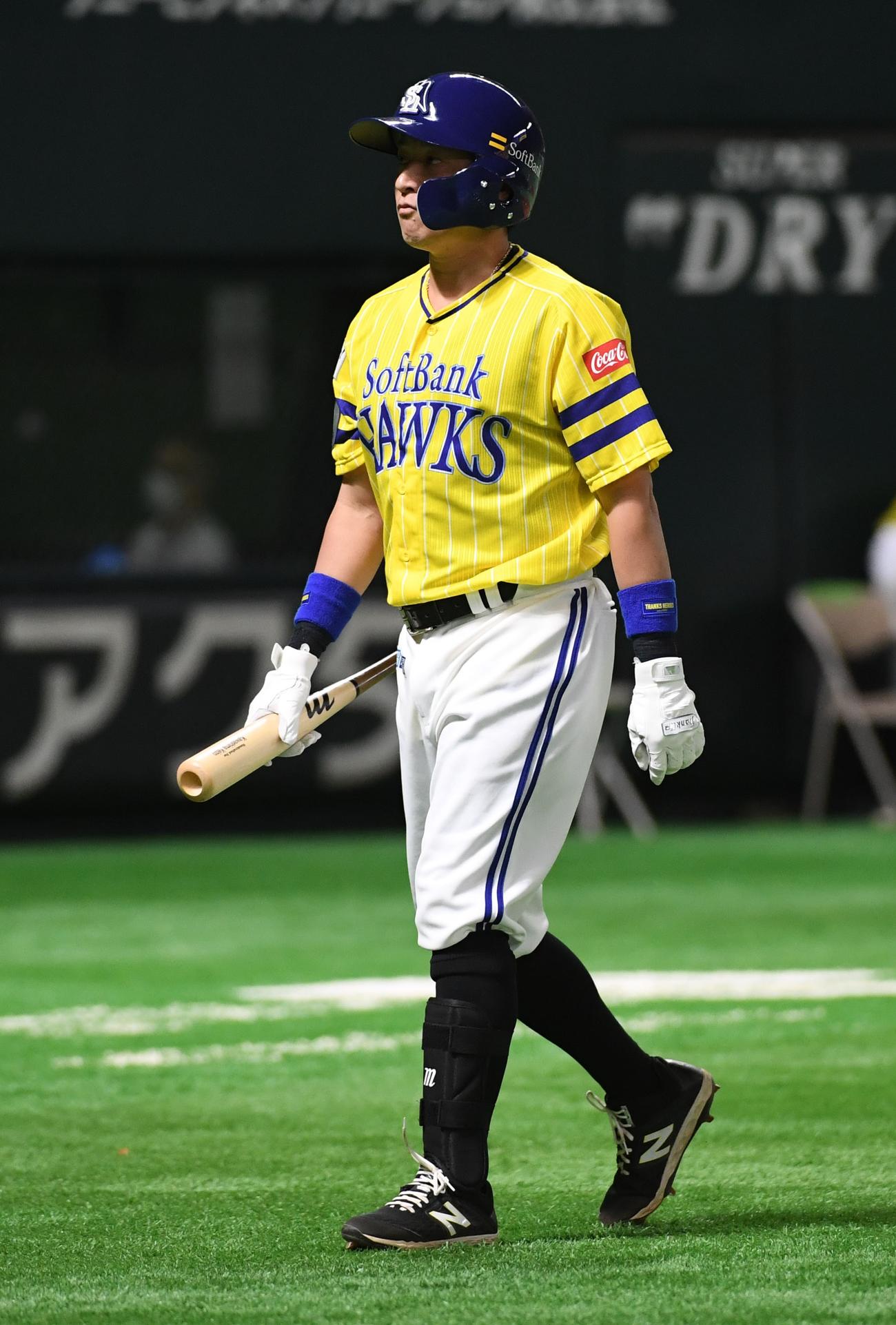 ソフトバンク対オリックス　8回裏ソフトバンク1死三塁、代打川島は一直に倒れ、三塁走者の牧原が飛び出し併殺（撮影・今浪浩三）