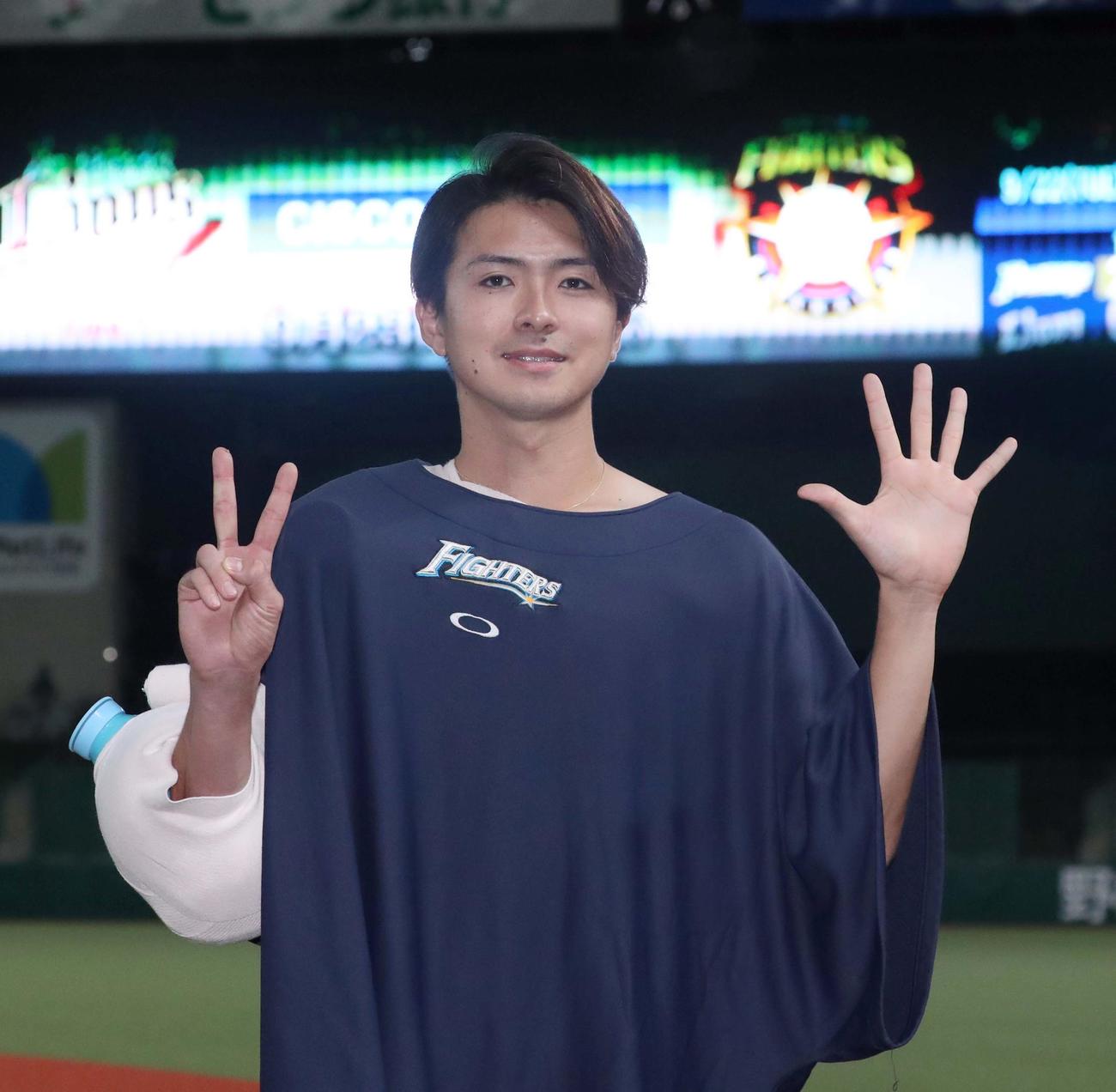 西武対日本ハム　7勝目を挙げ記念撮影をする日本ハム上沢（撮影・佐藤翔太）