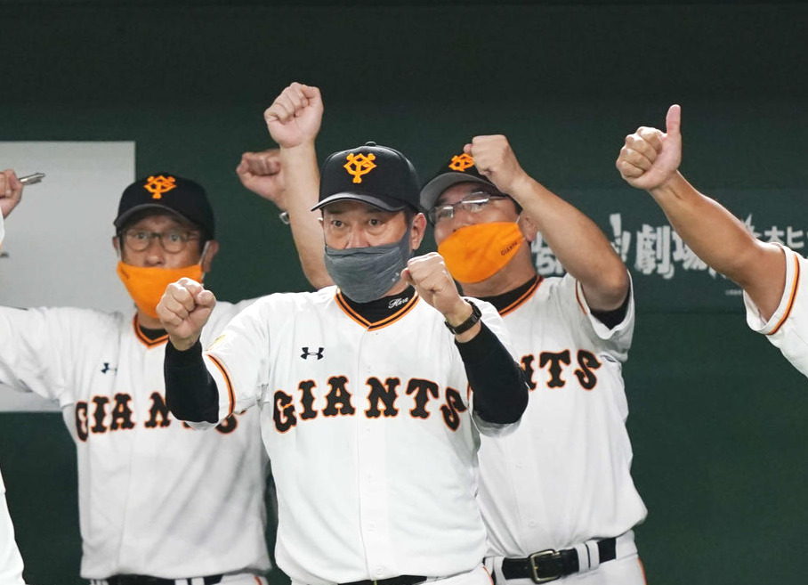 巨人対広島　3回裏巨人2死一、二塁、松原の右2点適時二塁打で生還した吉川尚らをエアグータッチで迎える原監督ら（撮影・鈴木みどり）