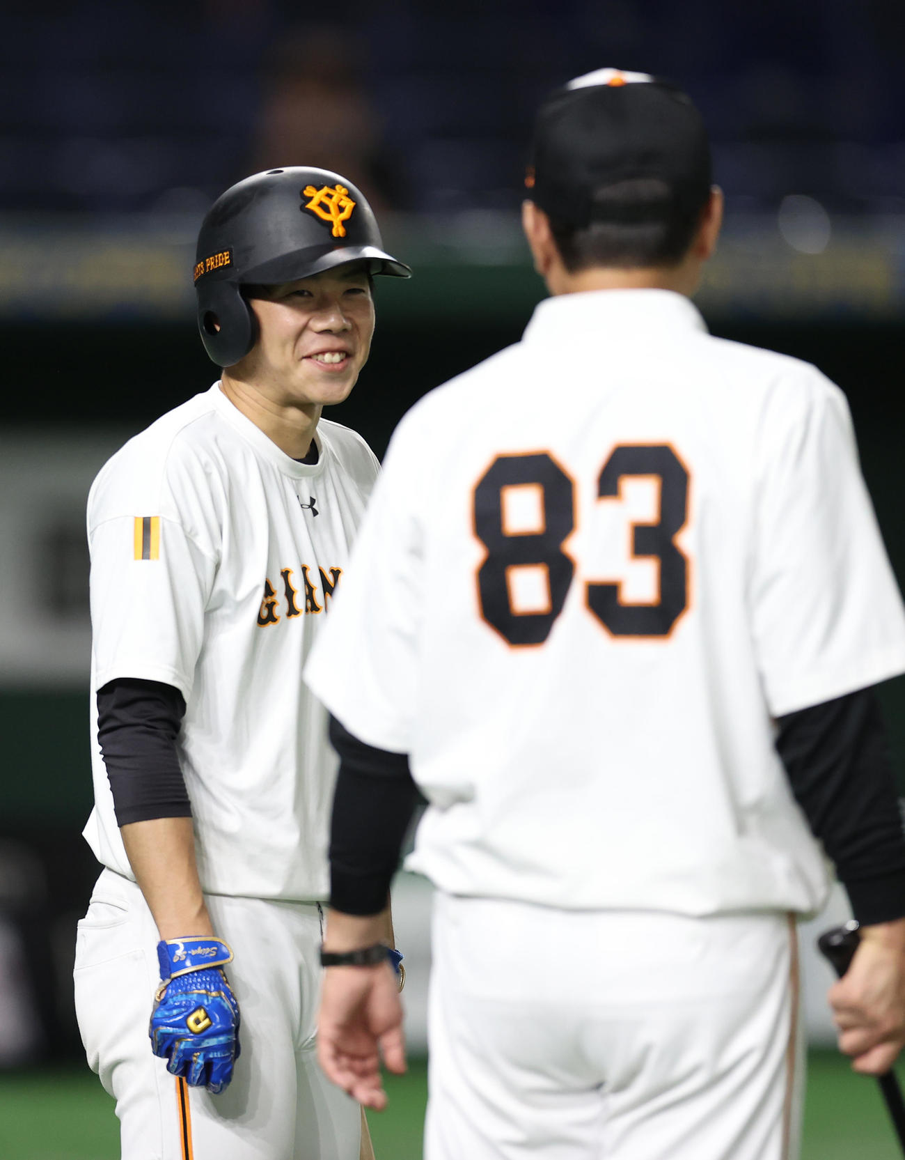 巨人対広島　試合前の打撃練習で原監督（手前）に笑顔を見せる松原（撮影・河野匠）
