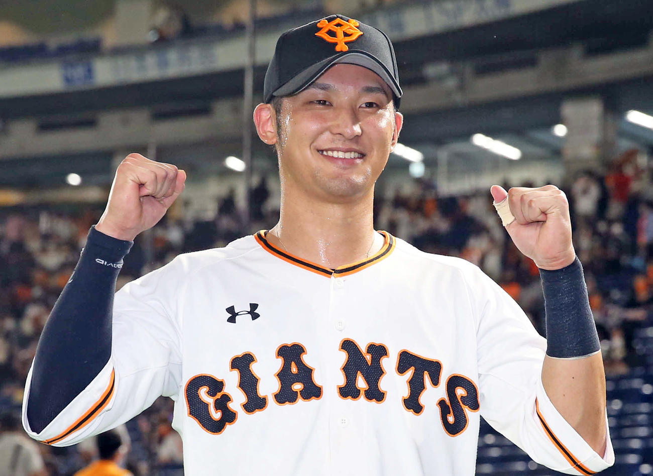 巨人対広島　サヨナラ打を放った吉川尚は笑顔でガッツポーズ（撮影・河野匠）