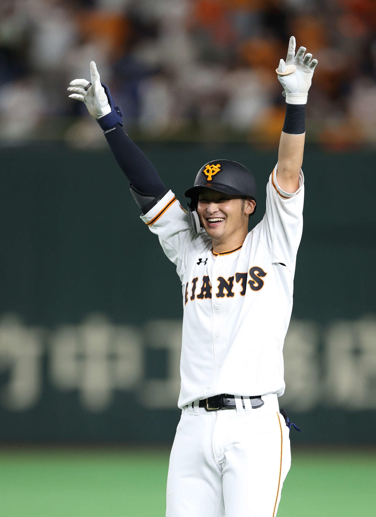 巨人対広島　9回裏巨人2死三塁、サヨナラ打を放ち笑顔でバンザイする吉川尚（撮影・河野匠）