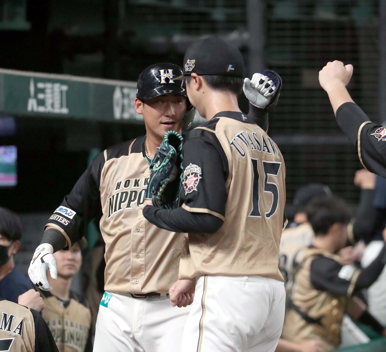 西武対日本ハム　1回表日本ハム2死二塁、中田は先制となる左越え2点本塁打を放ちチームメートに出迎えられる（撮影・佐藤翔太）