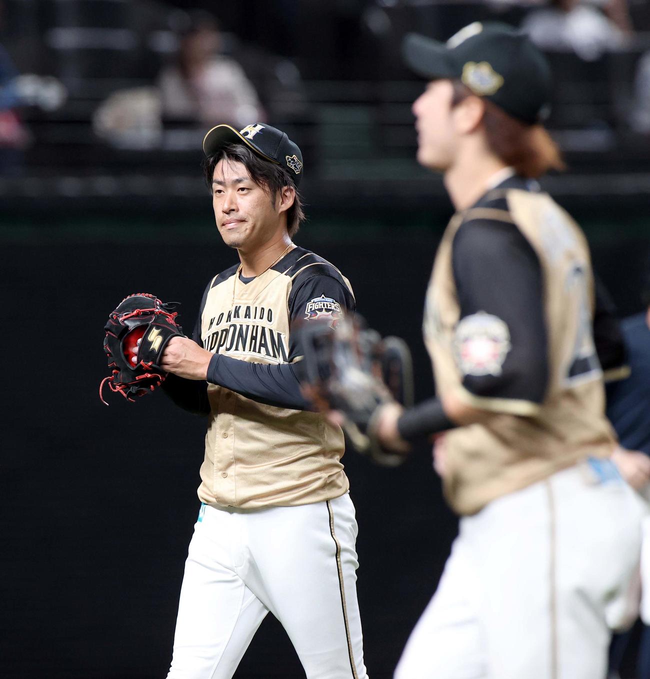 西武対日本ハム　8回裏を無失点に抑えベンチに戻る日本ハム秋吉（撮影・佐藤翔太）