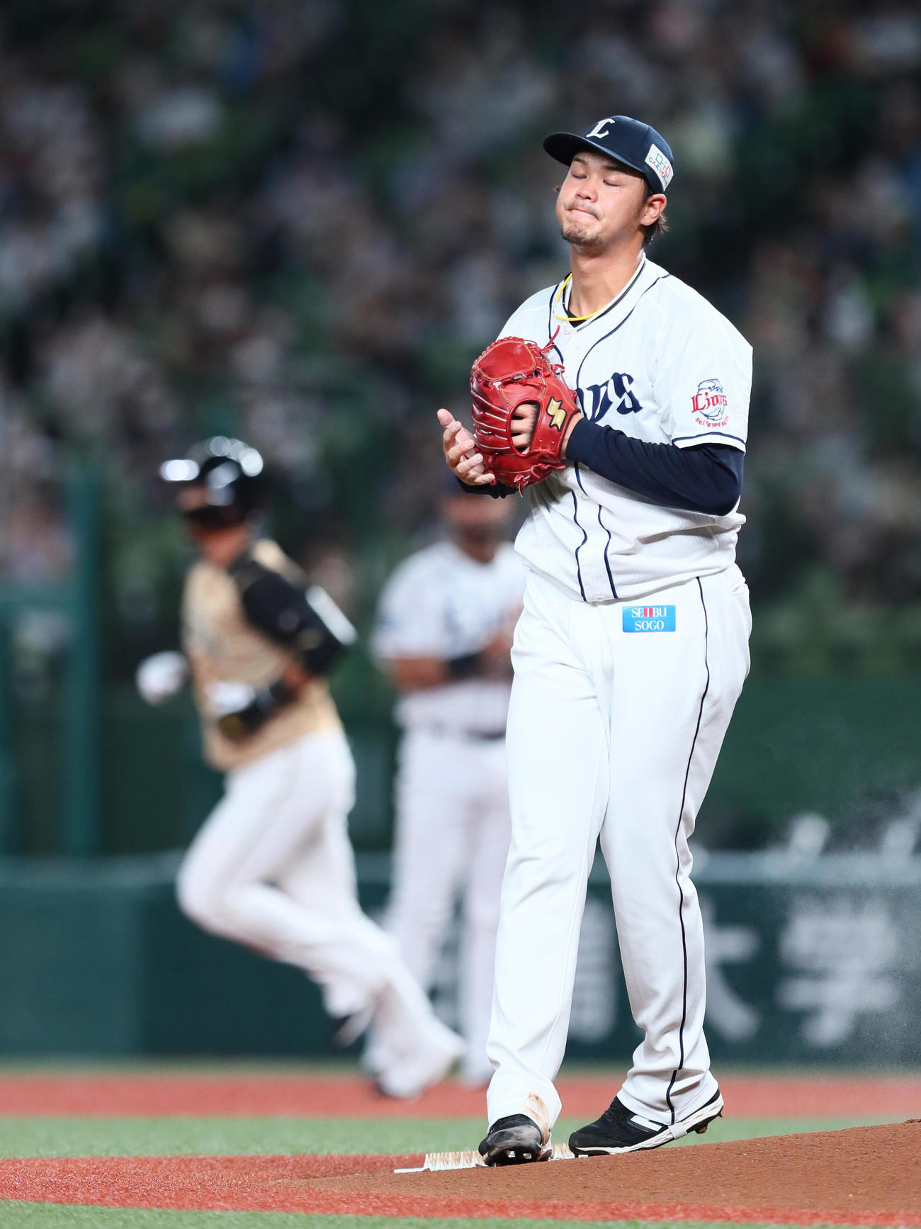 西武対日本ハム　1回表日本ハム2死二塁、中田（後方）に左越え2点本塁打を浴びた高橋光（撮影・足立雅史）