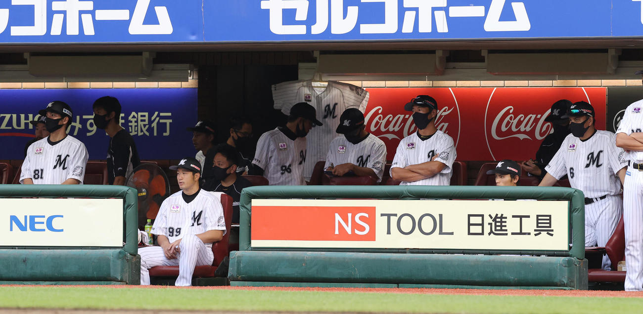 楽天対ロッテ　8回、ベンチで渋い表情のロッテ井口監督（右）らベンチ（撮影・垰建太）