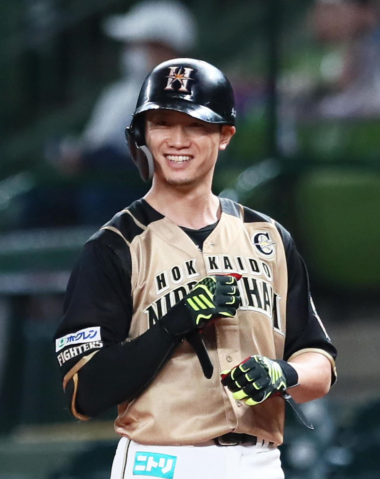 西武対日本ハム　4回表日本ハム1死満塁、右前適時打を放ち笑顔を見せる西川（撮影・足立雅史）