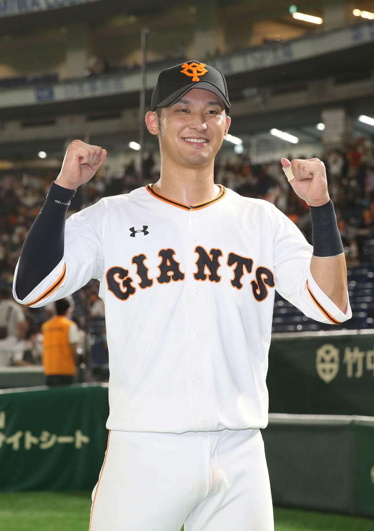 巨人対広島　サヨナラ打を放った吉川尚は笑顔でガッツポーズ（撮影・河野匠）