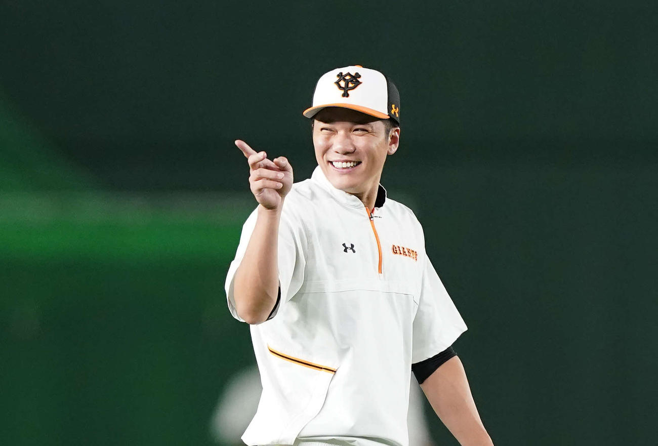 巨人対広島　試合前練習で笑顔を見せる巨人坂本（撮影・鈴木みどり）