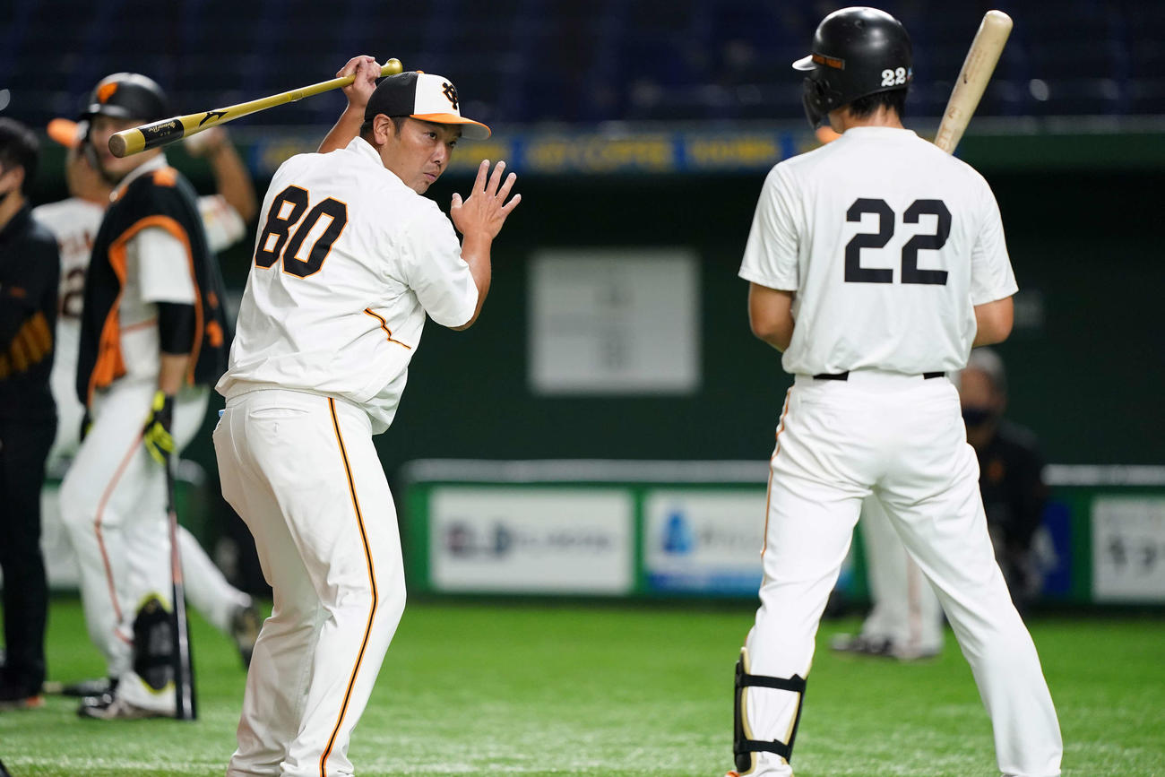 巨人対広島　試合前練習で小林（右）に打撃指導する巨人阿部ヘッドコーチ代行（撮影・鈴木みどり）
