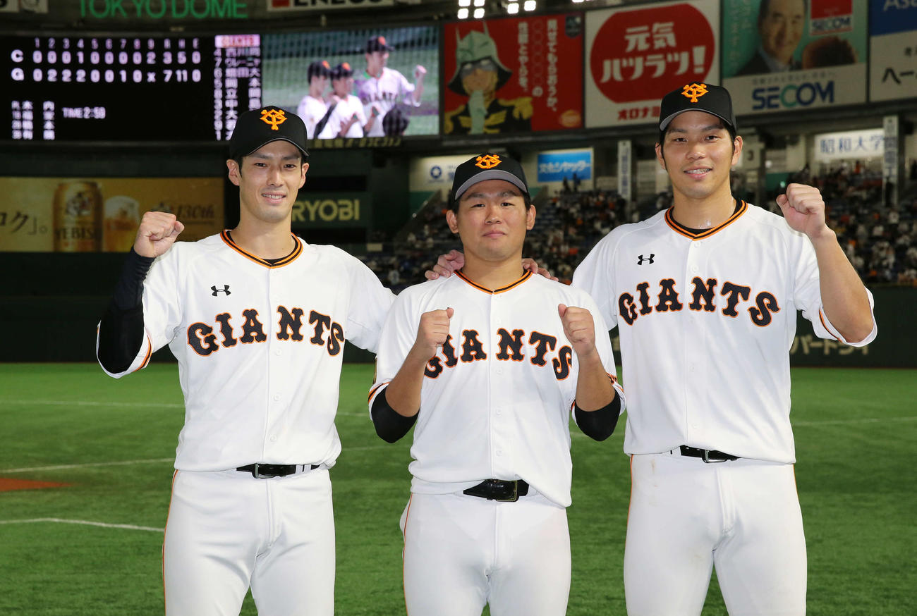 巨人対広島　試合後、ガッツポーズで記念撮影に納まる、左から若林、田口、大城（撮影・河野匠）