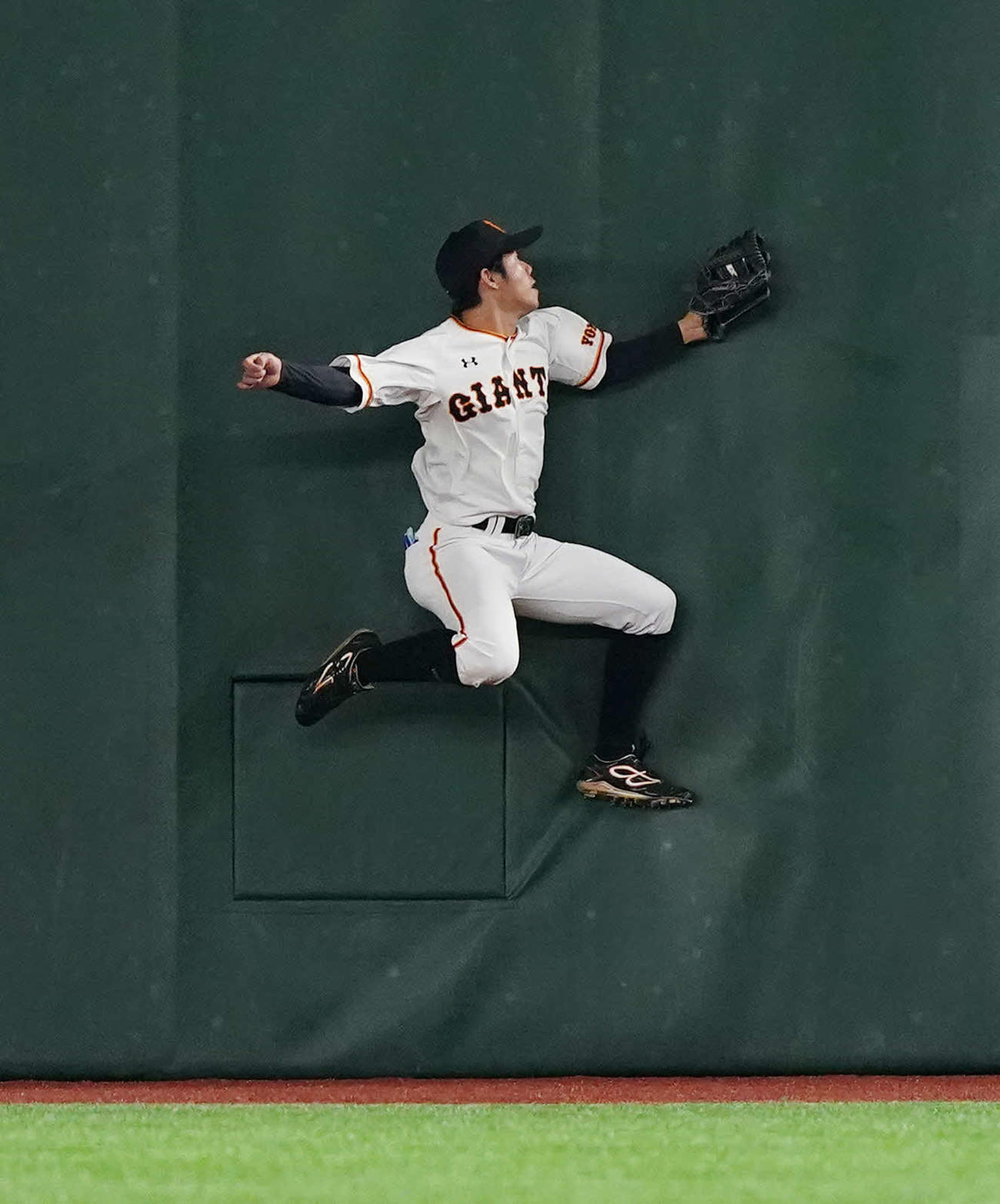 巨人対広島　1回表広島無死、田中広の打球を好捕する右翼手松原（撮影・鈴木みどり）