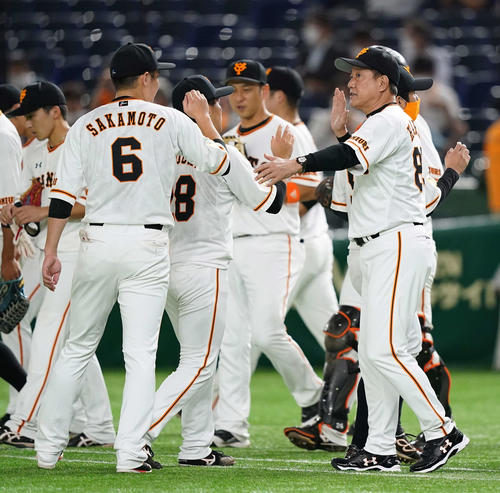 巨人対広島　4連勝し、坂本（左）らとエアタッチを交わす巨人原監督（撮影・鈴木みどり）
