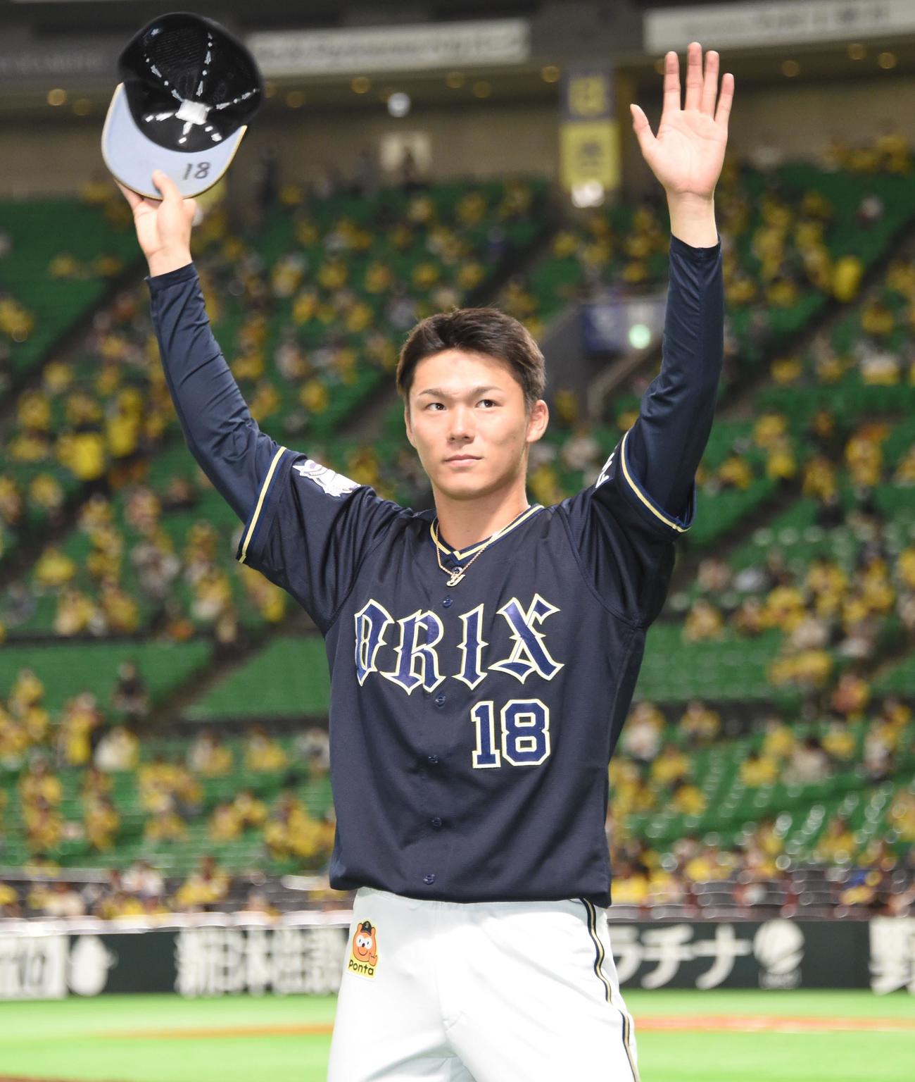 ソフトバンク対オリックス　6勝目を飾りファンの声援に応える山本由伸（撮影・今浪浩三）