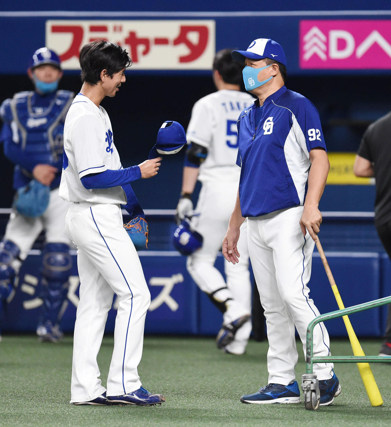 2020年9月22日、試合前練習のシート打撃に登板したマルクに声をかける与田剛監督