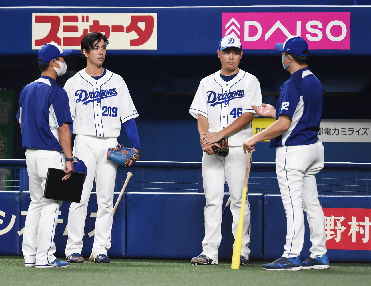 2020年9月22日、試合前練習のシート打撃に登板したマルク（左から2人目）鈴木博志（右から2人目）らに声をかける与田剛監督（右）