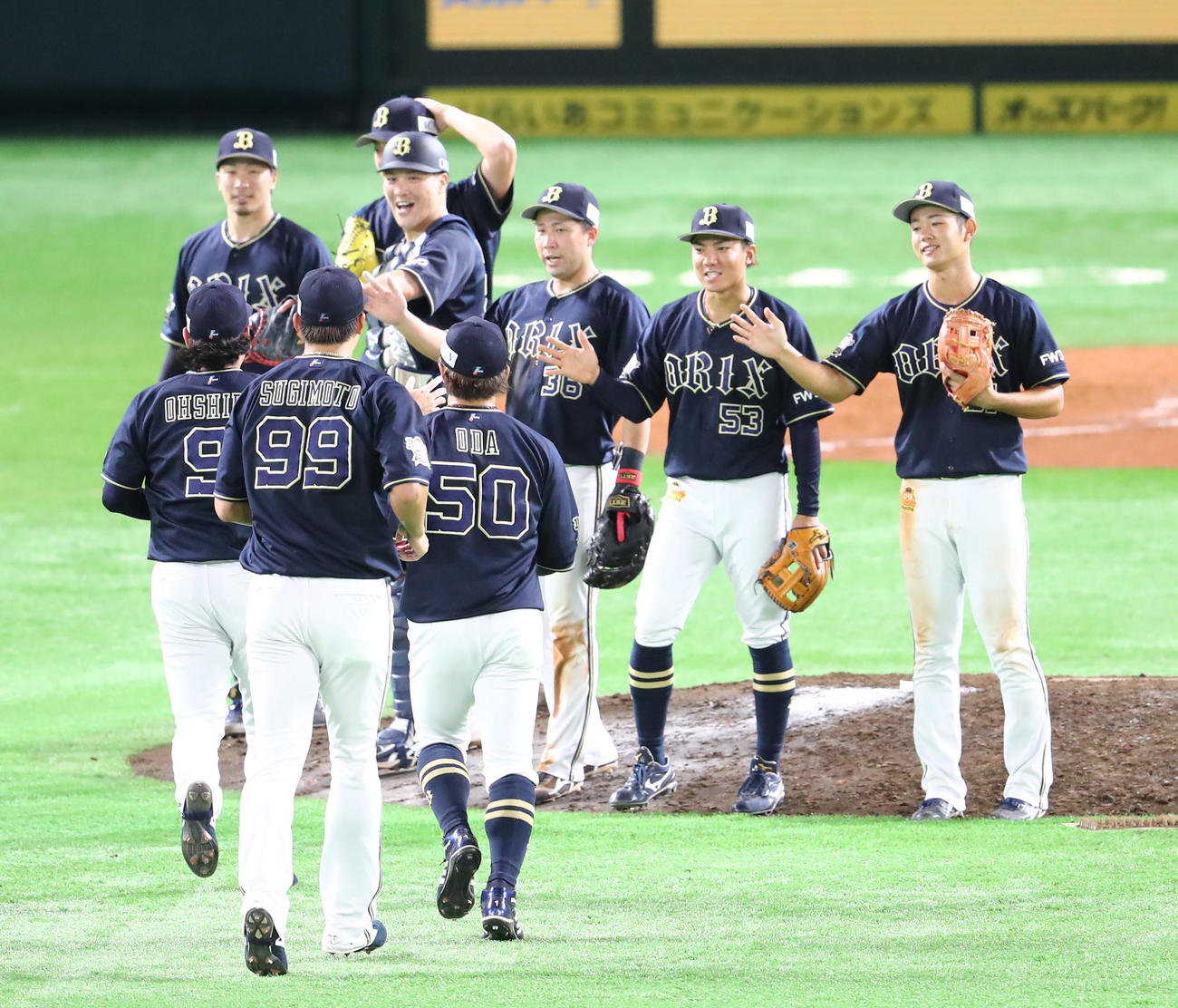 勝利したオリックスナインは笑顔を見せる（撮影・梅根麻紀）