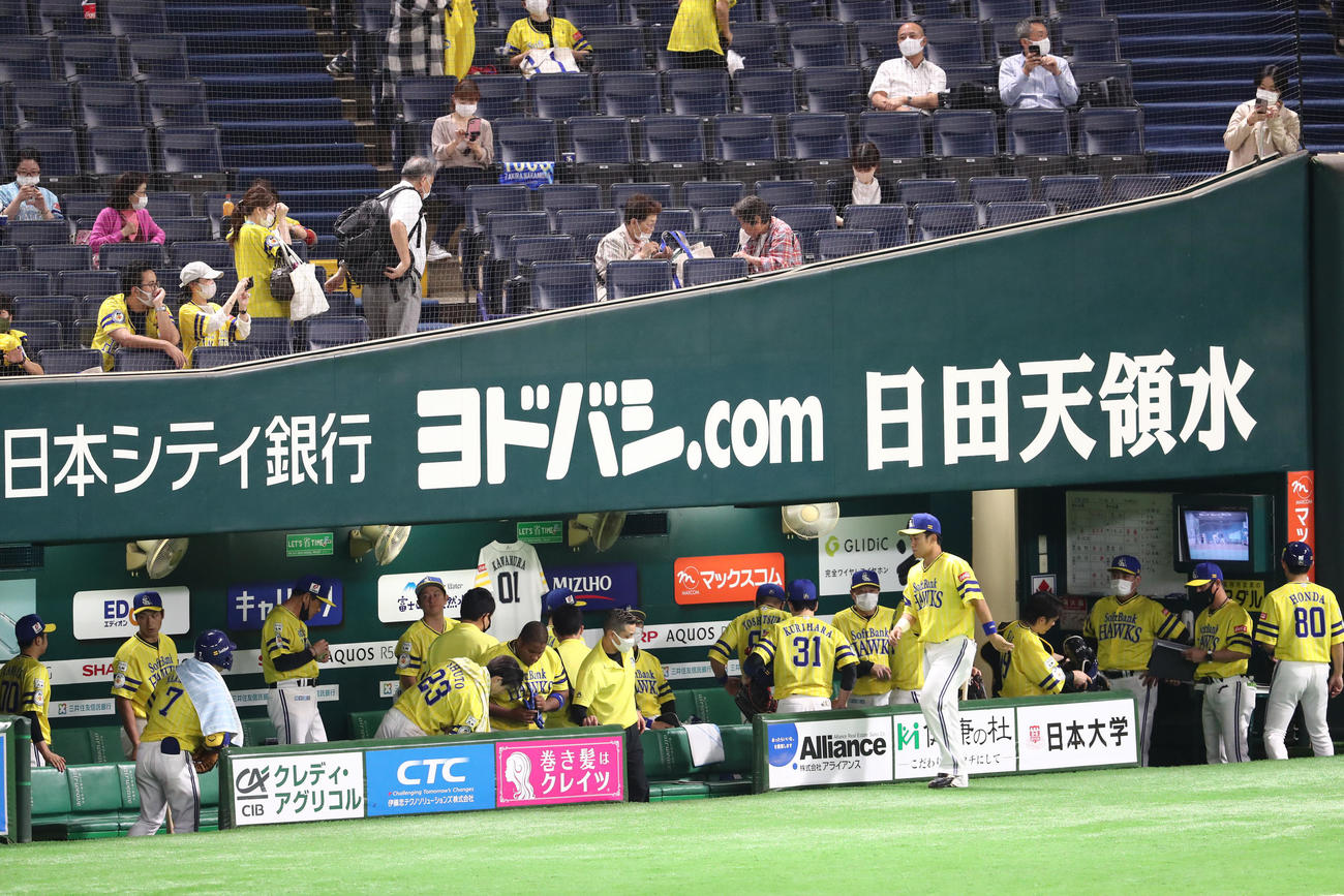 オリックスに連敗したソフトバンクナインは試合を終え引きあげる（撮影・梅根麻紀）