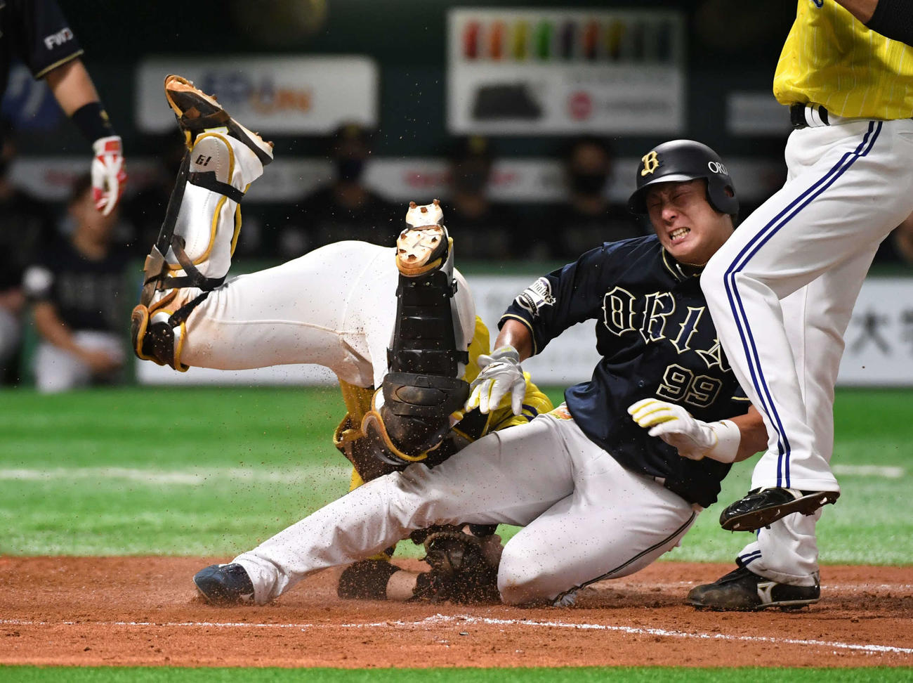 ソフトバンク対オリックス　4回表オリックス1死一、三塁、加治屋の暴投で三走杉本は生還を狙うもタッチアウト。捕手は甲斐（撮影・今浪浩三）
