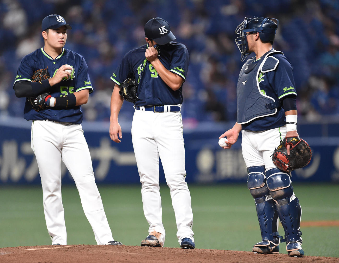中日対ヤクルト　3回裏中日1死一、三塁、降板を告げられて汗をぬぐうヤクルト先発の歳内（中央）（撮影・森本幸一）