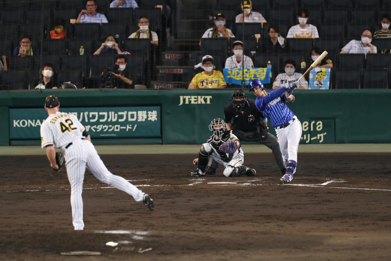 阪神対DeNA　7回表DeNA無死一、二塁、左越え3点本塁打を放つソト。投手エドワーズ（撮影・前田充）