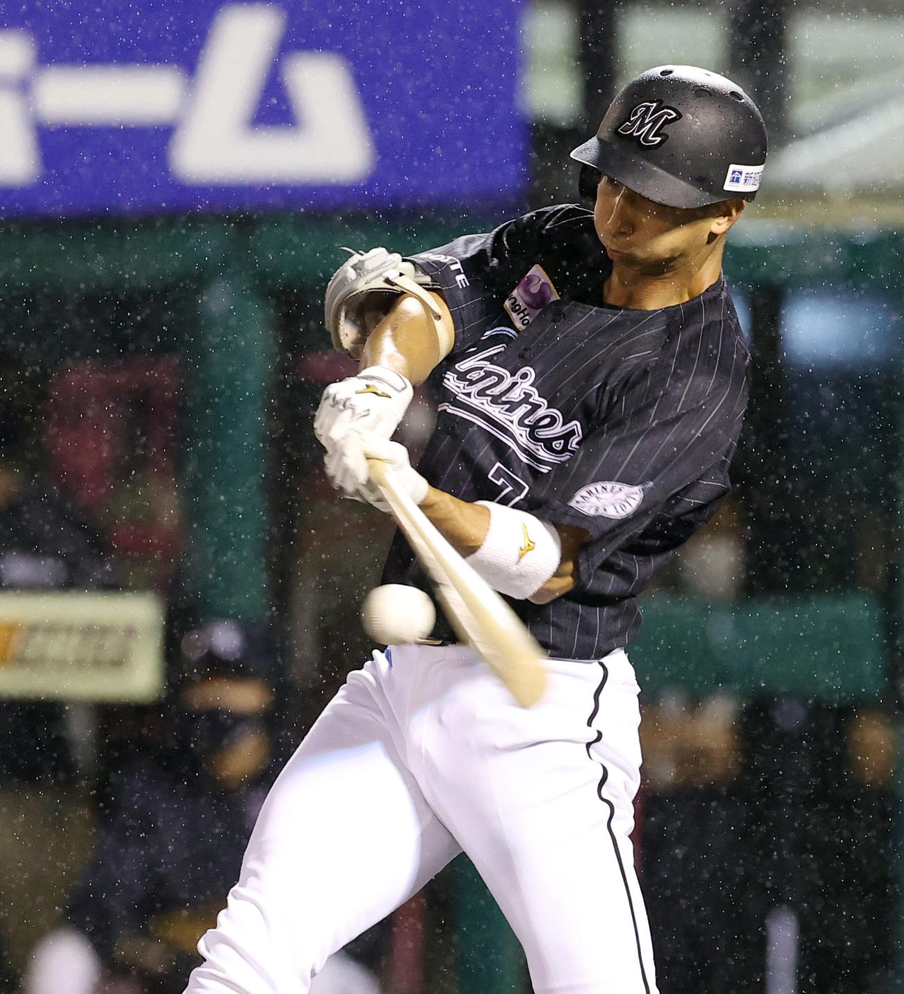 楽天対ロッテ　6回表ロッテ1死一、二塁、左中間に適時打を放つ福田秀（撮影・垰建太）