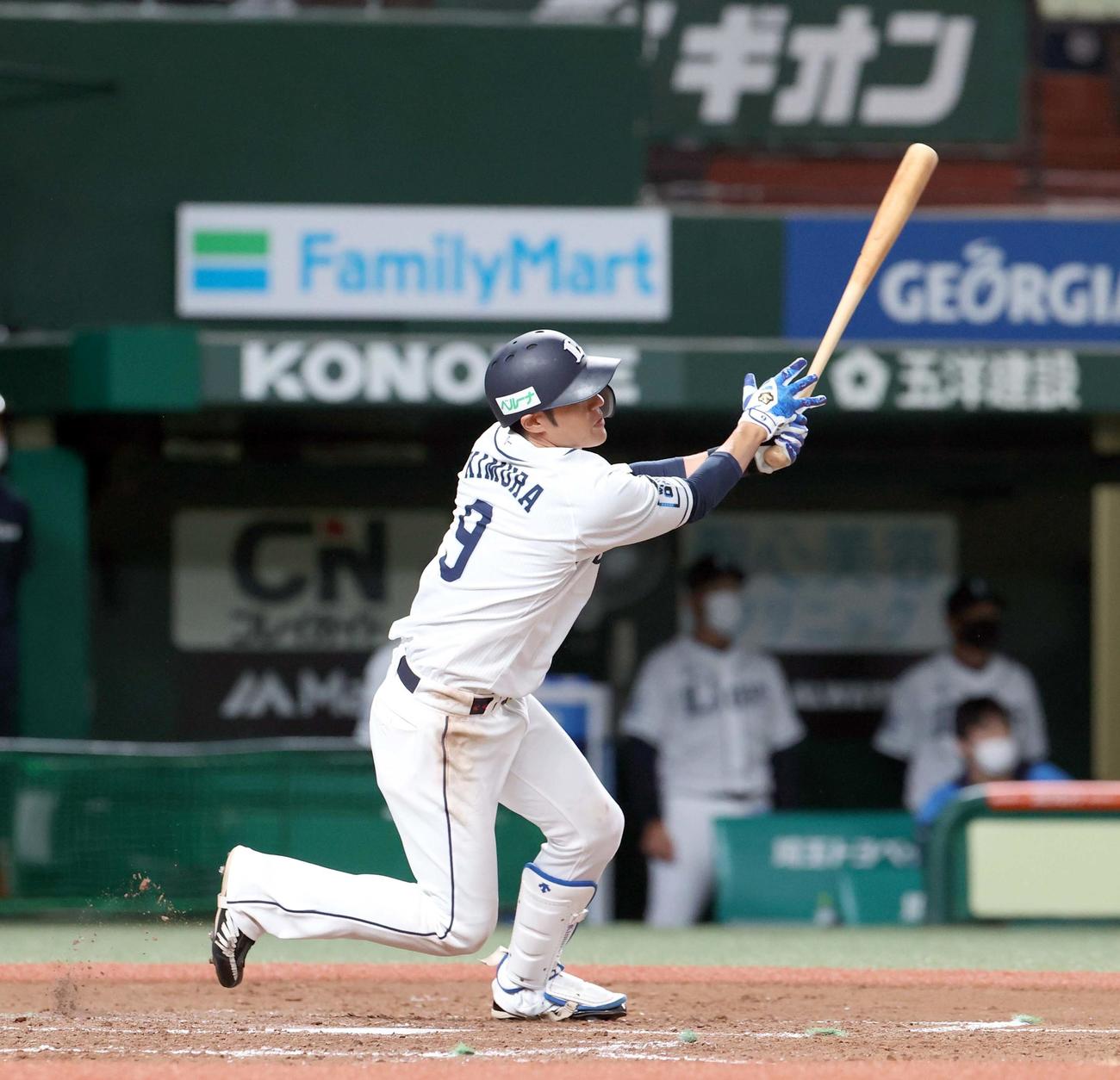 西武対日本ハム　4回裏西武2死一、三塁、木村は左越え3点本塁打を放つ（撮影・佐藤翔太）