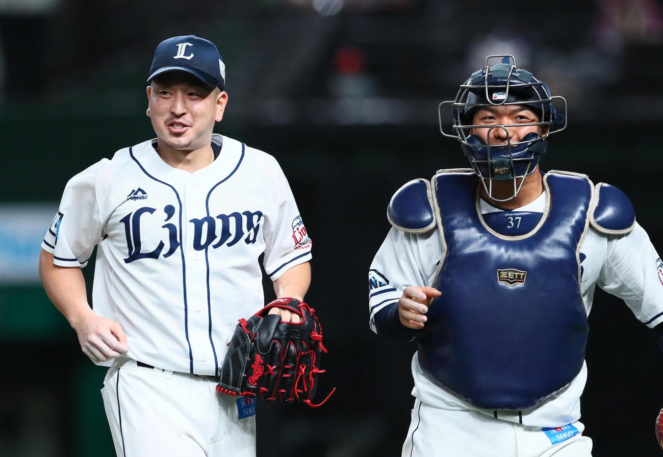 西武対日本ハム　6回表日本ハム2死満塁、松本を投ゴロに仕留め笑顔の宮川（左）と柘植（撮影・足立雅史）