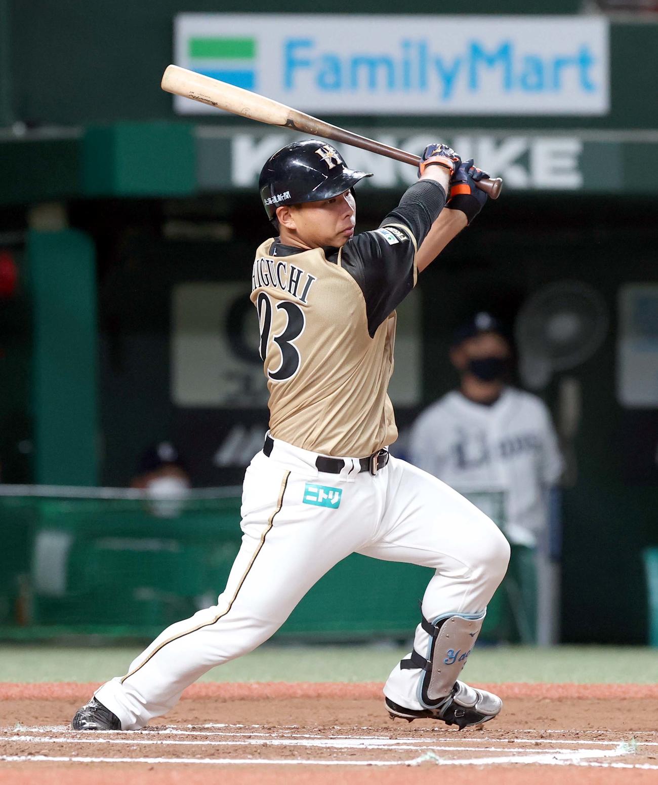 西武対日本ハム　6回表日本ハム1死一塁、樋口はプロ初安打となる右前打を放つ（撮影・佐藤翔太）