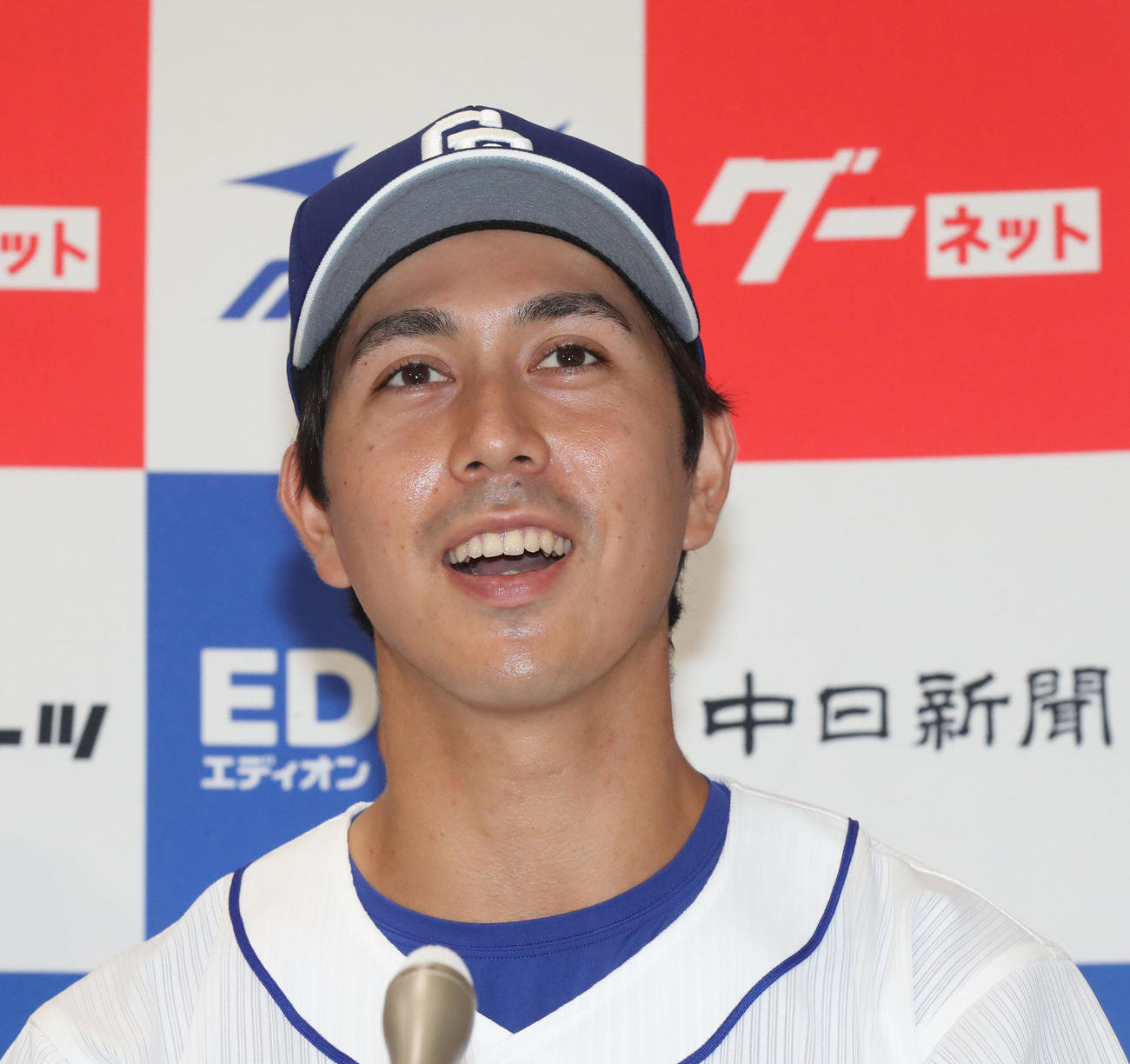 支配下登録の会見を行い笑顔を見せるマルク